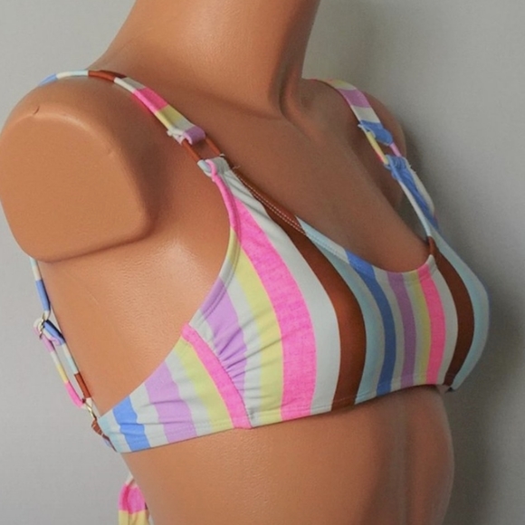 🆕🌿STRIPED BIKINI TOP🌿 - Picture 1 of 6